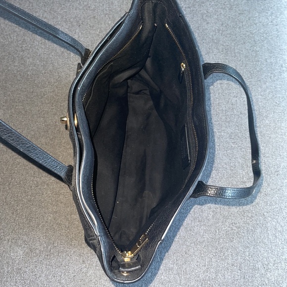 Coach shoulder tore bag with additional front clasp pocket - Picture 4 of 8